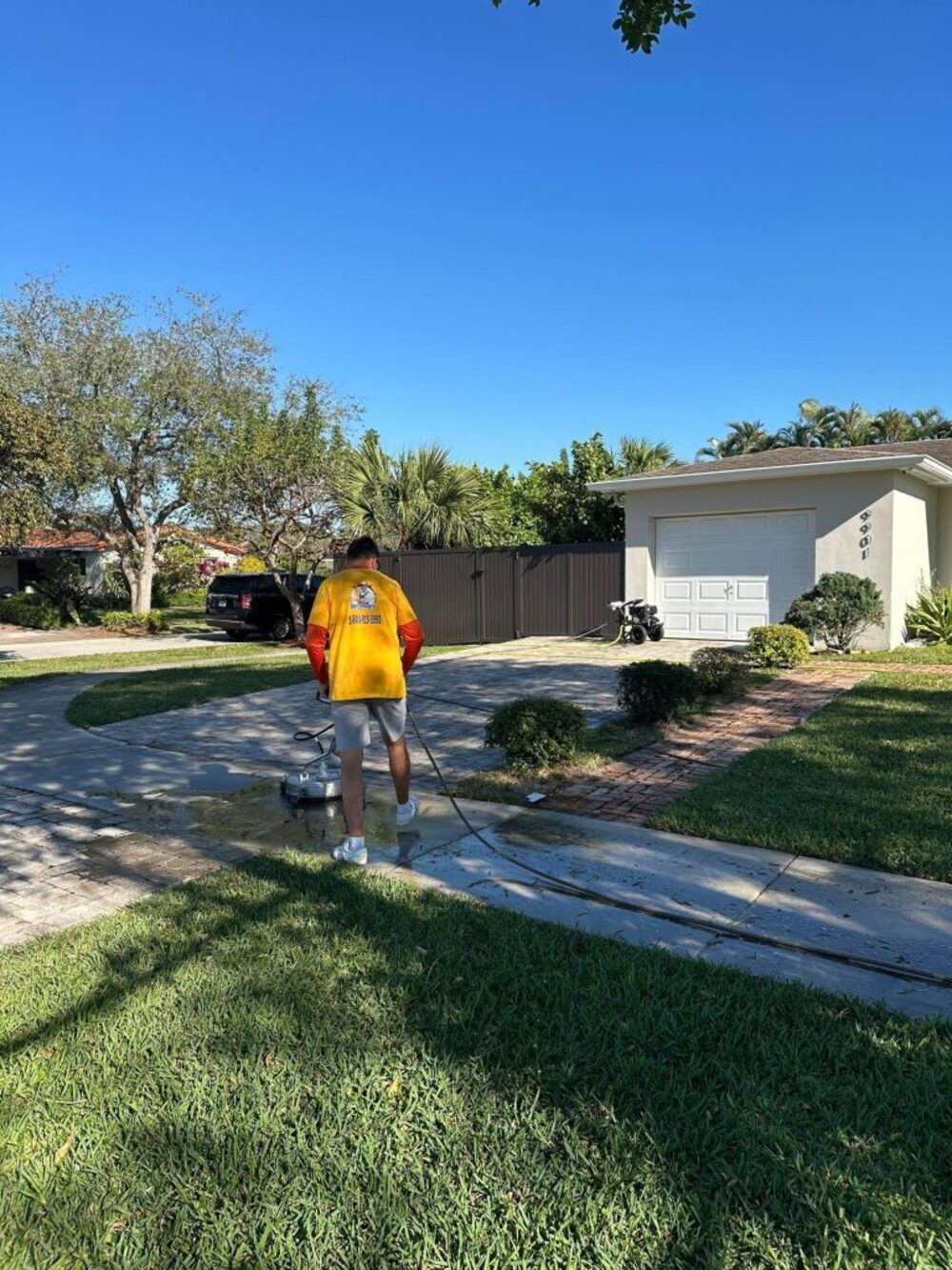 Cleaning brick pavers on a Miami driveway